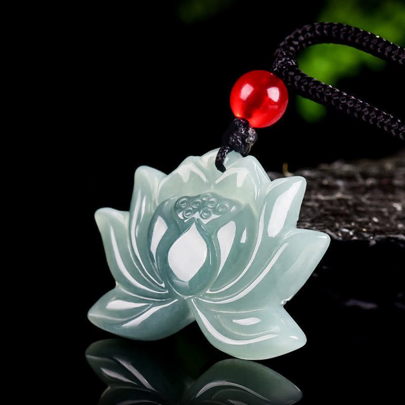 Pendentif de collier prospérité en jade sculpté à motif de fleur de lotus Foviel