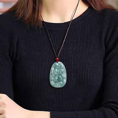 Pendentif collier Foviel en jade vert naturel motif fleur et renard à neuf queues porte-bonheur
