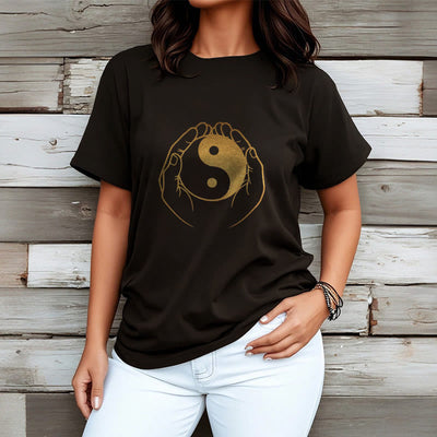 T-shirt Foviel Hands Holding A Golden Yin Yang