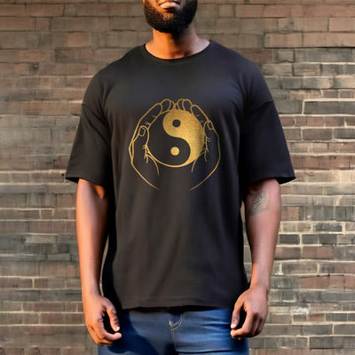 T-shirt Foviel Hands Holding A Golden Yin Yang