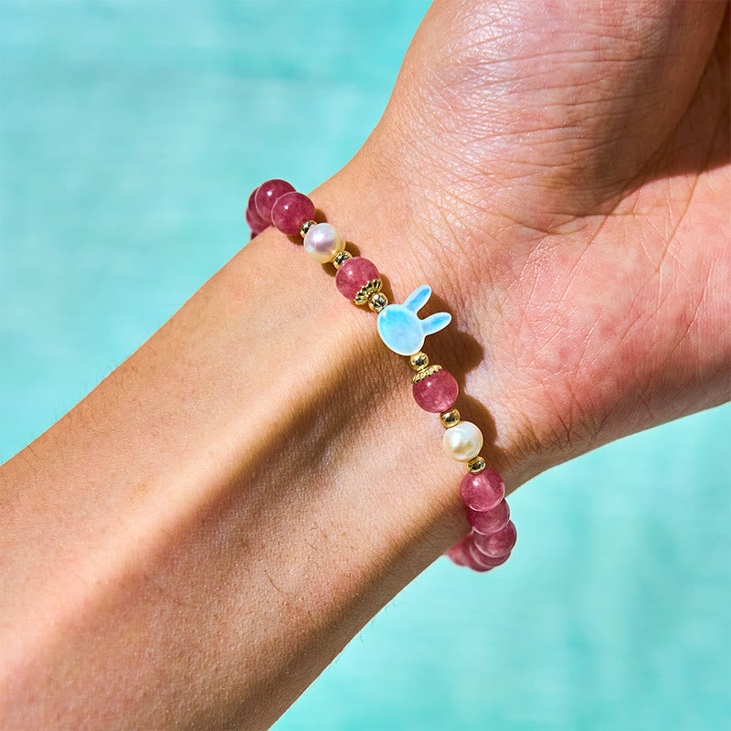 Bracelet de guérison Foviel avec quartz fraise, perle, chat et lapin