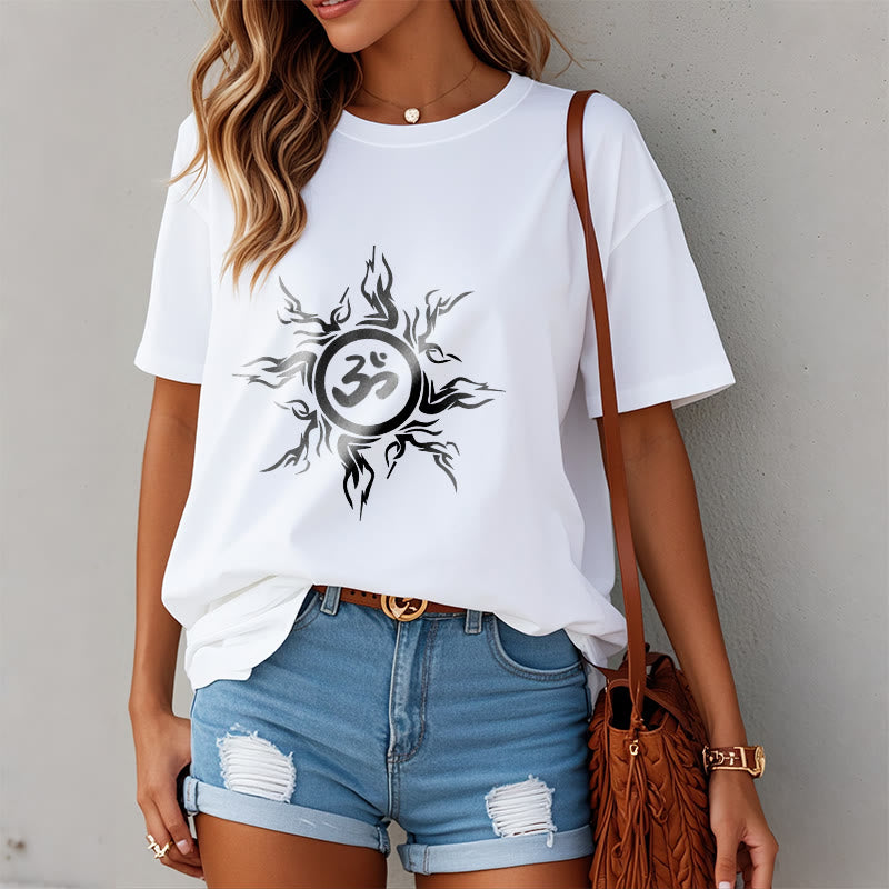 T-shirt en coton à motif soleil rayonnant Foviel entourant un symbole Om