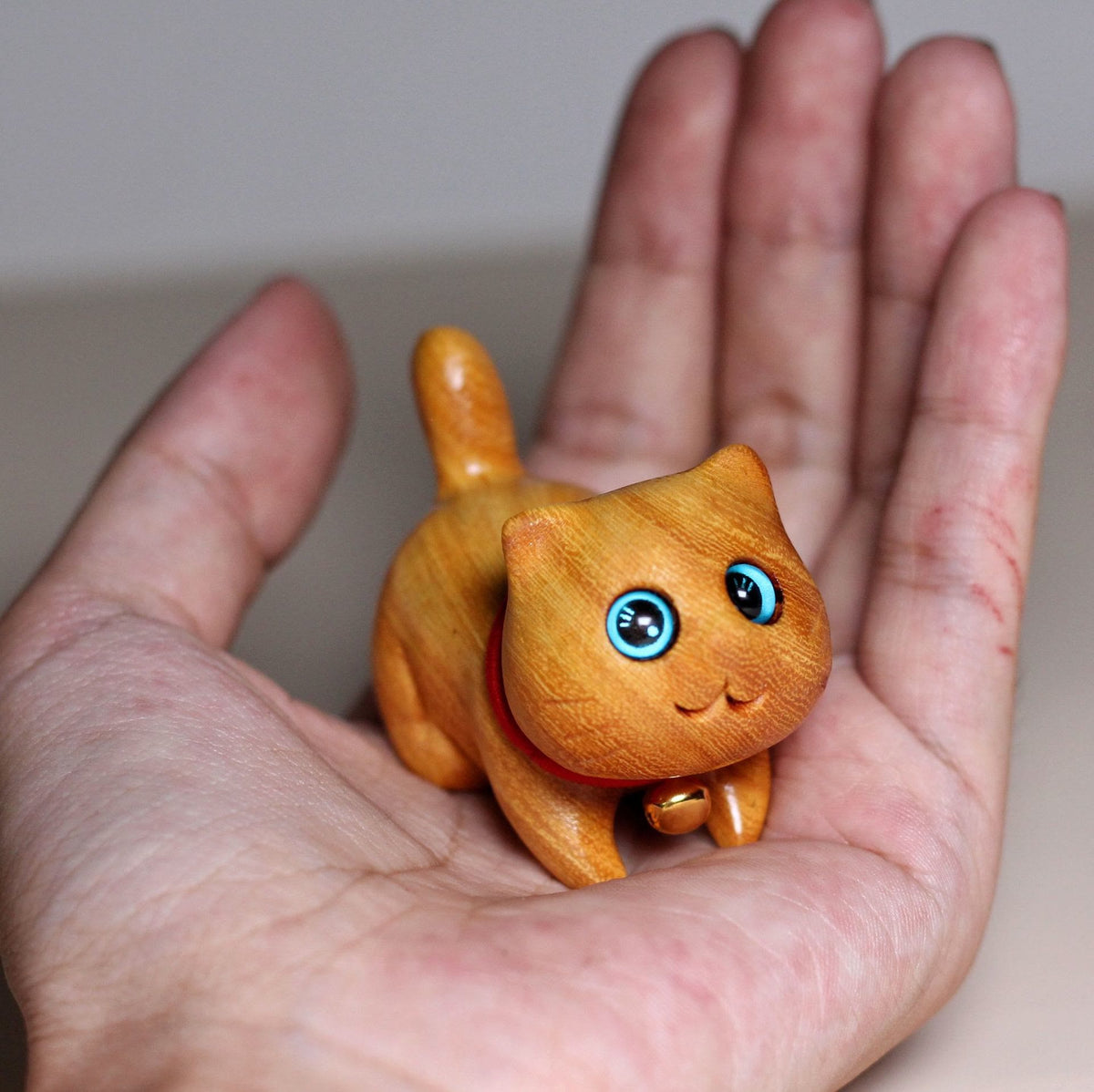 Foviel Mini Sandalwood Carved Lucky Confident Cat Healing Decoration
