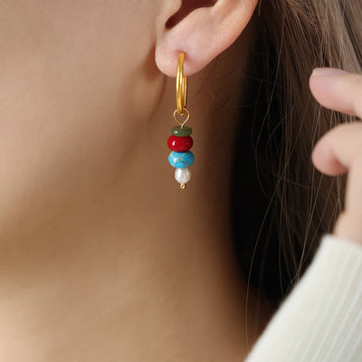 Boucles d'oreilles Foviel en acier titane avec perles en agate rouge naturelle et design de pierre Marnyi tibétaine, symbole de confiance