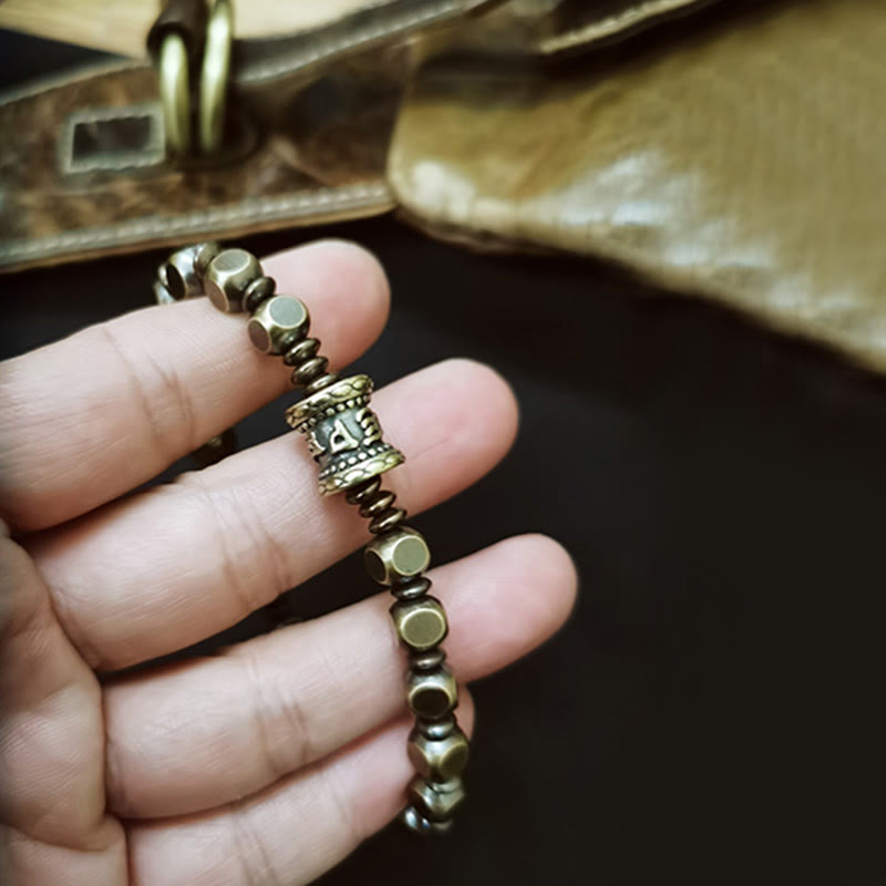 Bracelet de concentration Foviel tibétain avec amulette en cuivre et laiton gravée du mantra Om Mani Padme Hum