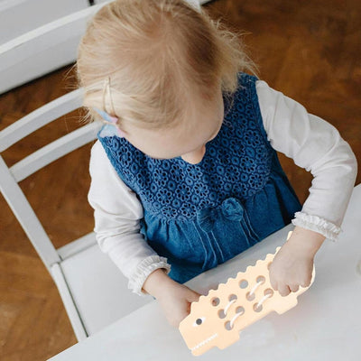 Lyla Tabla de Coser de Madera con Cordones Habilidades Motrices Finas para Niños Preescolares y de Jardín de Infancia