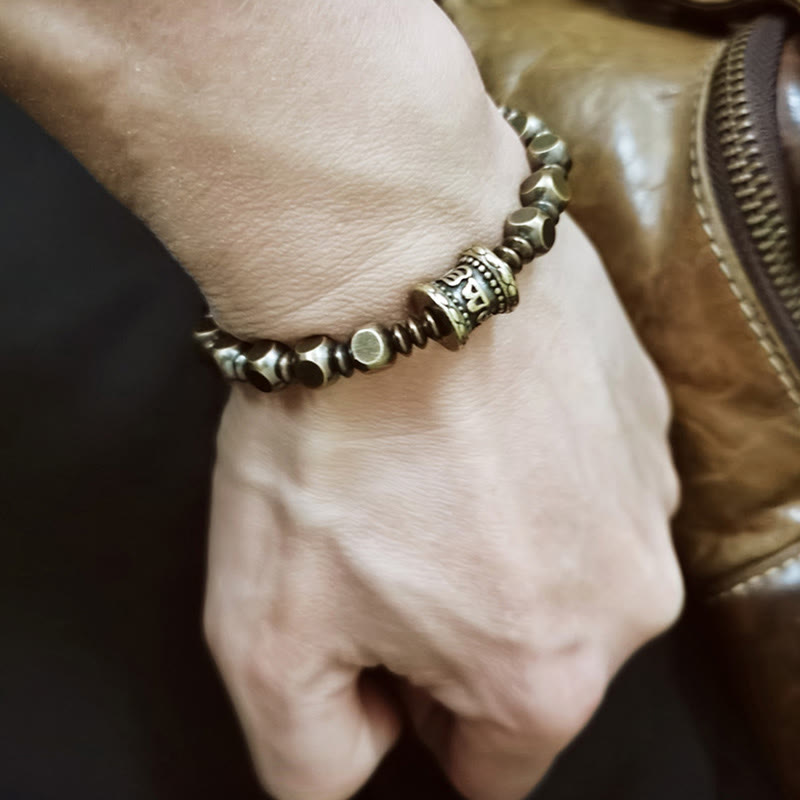 Bracelet de concentration Foviel tibétain avec amulette en cuivre et laiton gravée du mantra Om Mani Padme Hum