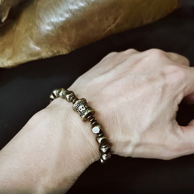 Bracelet de concentration Foviel tibétain avec amulette en cuivre et laiton gravée du mantra Om Mani Padme Hum