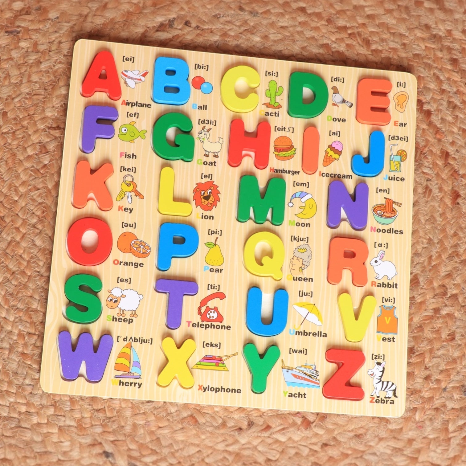 Tabla de letras de madera 3D de alfabeto ABCD mayúscula con impresiones ilustradas